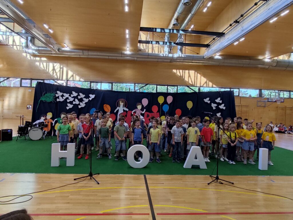 Pod sloganom Sportom do mira obilježili smo 12. rođendan OŠ Kajzerica Pod sloganom Sportom do mira obilježili smo 12. rođendan OŠ Kajzerica